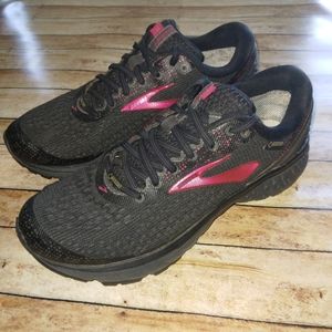 Brooks Ghost 11 women's sz 8.5 (B) black/maroon